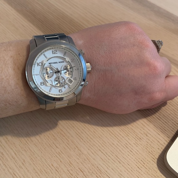 Michael Kors Oversized Watch - Picture 5 of 7